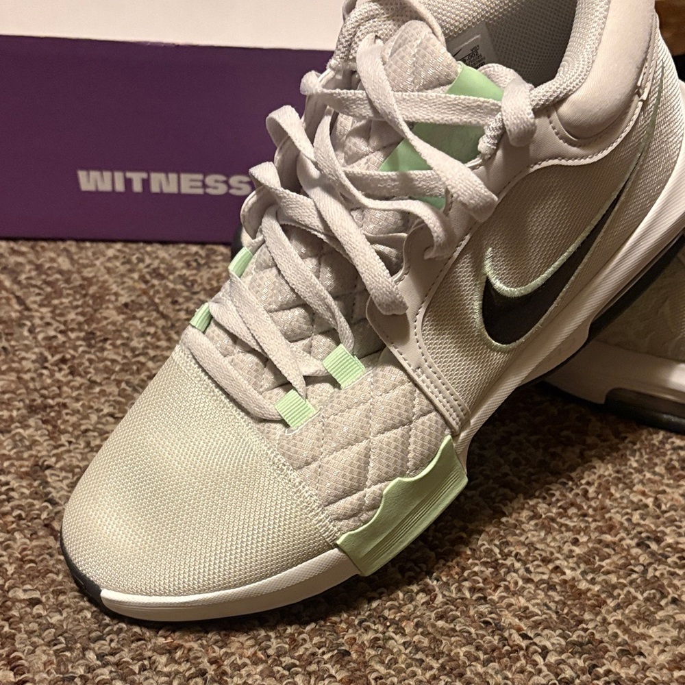 Nike LEBRON WITNESS VIII Athletic Shoes in White and Mint 10M 11.5W NEW